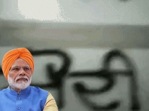 ट्रेन के स्लीपर कोच के अंदर टॉयलेट एरिया के पास खालिस्तान जिंदाबाद के नारे लिखे हुए हैं. यह वीडियो आतंकी गुरपतवंत सिंह पन्नून ने जारी किया है. इनसेट में पीएम मोदी की फाइल फोटो दिखाई गई है। - भास्कर इंग्लिश