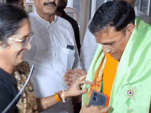 दतिया में डॉ. नरोत्तम मिश्रा का टिकट कटने के बाद बीजेपी को अपनों के ही विरोध का सामना करना पड़ रहा है. - भास्कर इंग्लिश