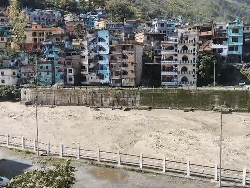 उत्तराखंड में पिथौरागढ़ के धारचूला में काली नदी उफान पर है.