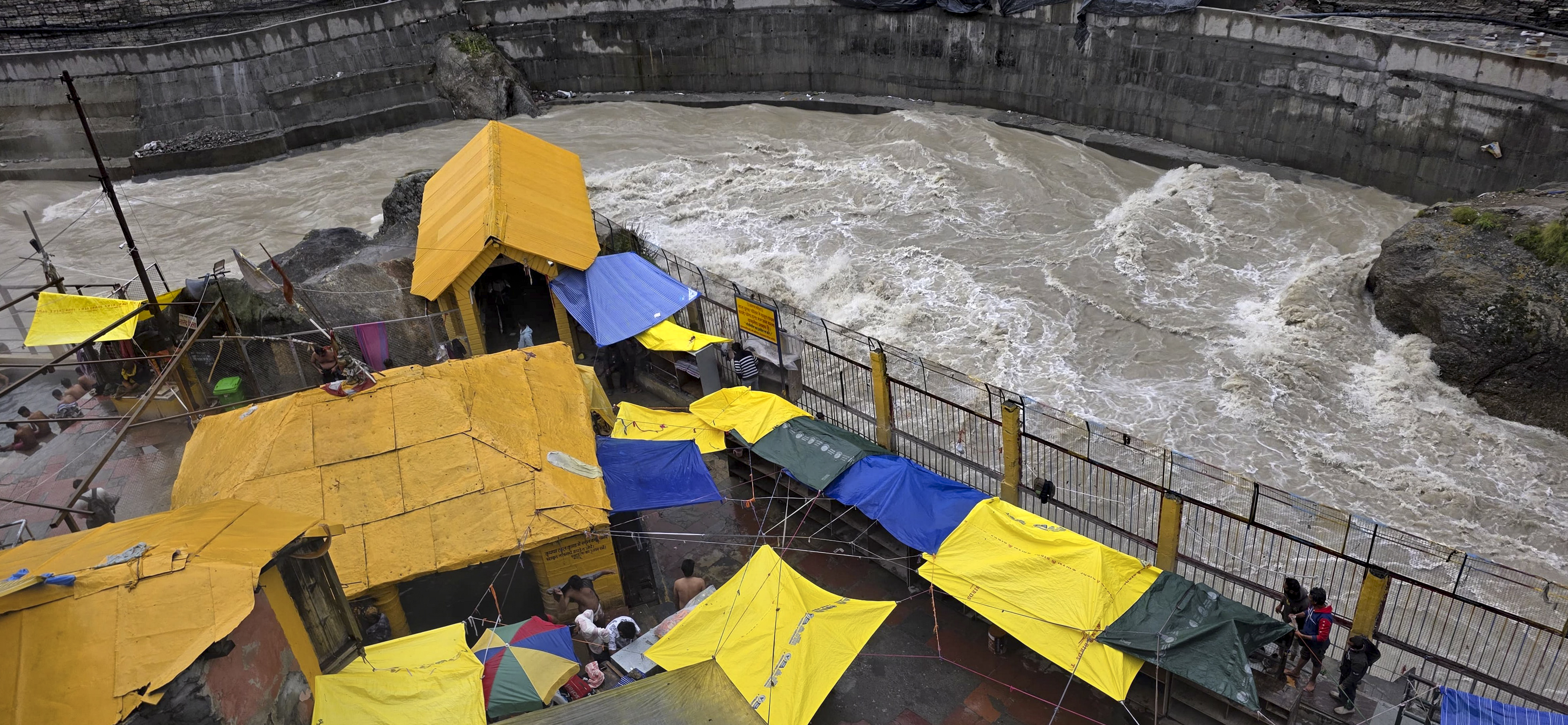 उत्तराखंड के चमोली जिले में बद्रीनाथ धाम के पास सोमवार को हुई मानसूनी बारिश के बाद अलकनंदा नदी का जलस्तर बढ़ गया.