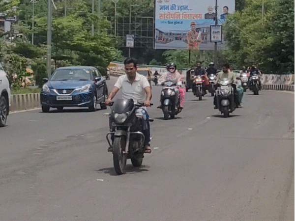 भोपाल में दिन का तापमान बढ़ गया है. लोग भी पूरी सावधानी के साथ घरों से बाहर निकल रहे हैं। - भास्कर इंग्लिश