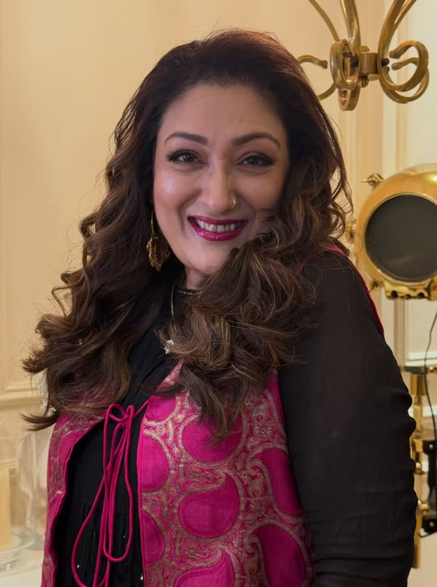 वह सोशल मीडिया पर सक्रिय हैं और उनकी तगड़ी फैन फॉलोइंग है।