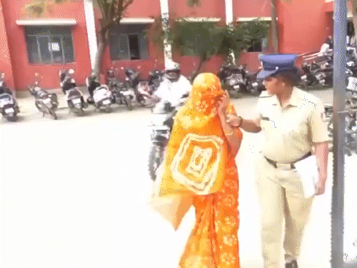 चिकबल्लापुर पुलिस ने आरोपी महिला को गिरफ्तार कर लिया है.
