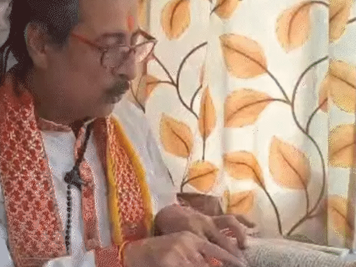 ज्योतिषी पं. विनोद गौतम नरोत्तम मिश्रा की कुंडली दिखा रहे हैं। - भास्कर इंग्लिश