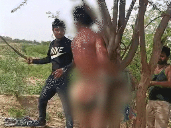 पुलिस को आरोपियों के मोबाइल फोन में पिटाई के वीडियो मिले हैं. - भास्कर इंग्लिश