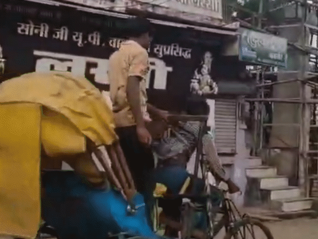 रिक्शा चालक को चप्पलों और छाते से पीटा - भास्कर इंग्लिश