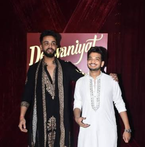 विवादों के बावजूद, वह भारत के सबसे लोकप्रिय लाइव कलाकारों में से एक बने हुए हैं।