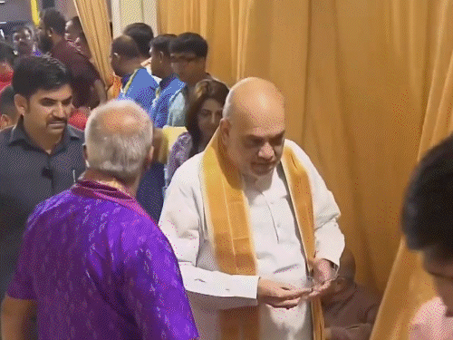 अमित शाह ने परिवार के साथ की मंगला आरती।
