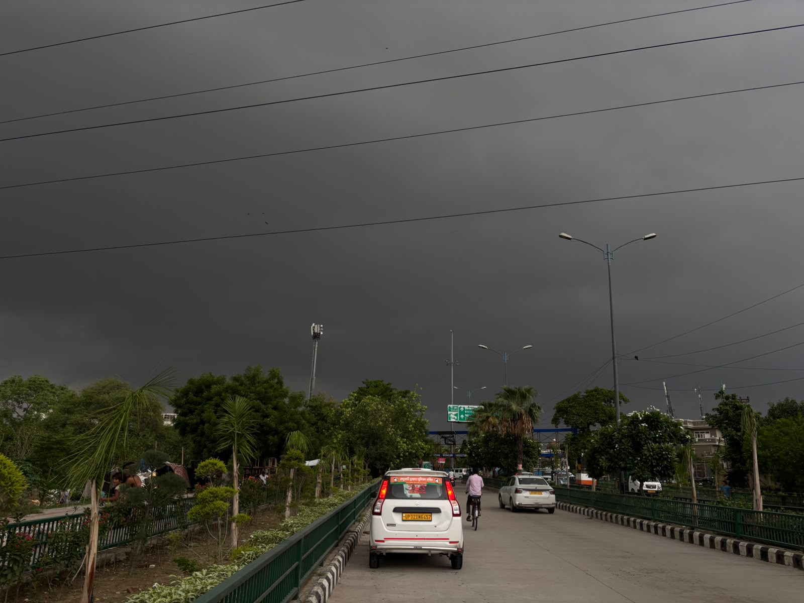 गुरुवार शाम करीब छह बजे लखनऊ में काले बादल छा गए।