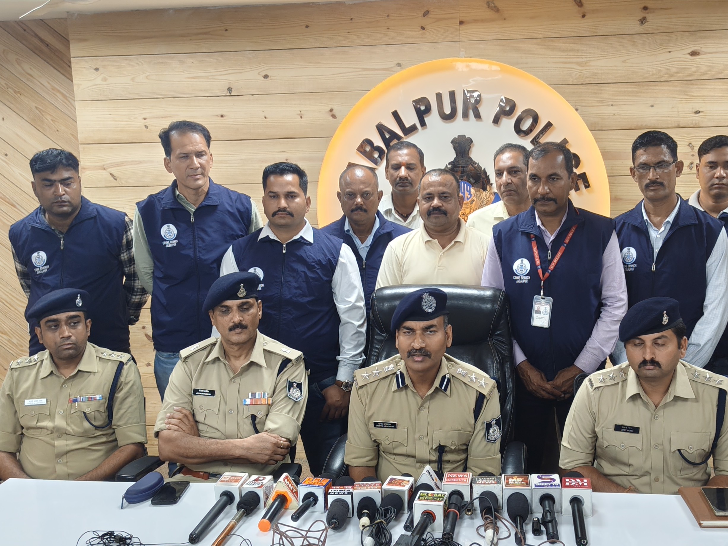 मामले का खुलासा करते हुए. - भास्कर इंग्लिश