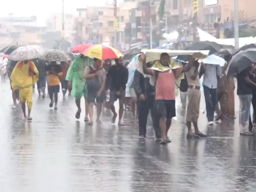 जगन्नाथ रथ यात्रा के दौरान गुरुवार को ओडिशा के पुरी में भारी बारिश हुई।