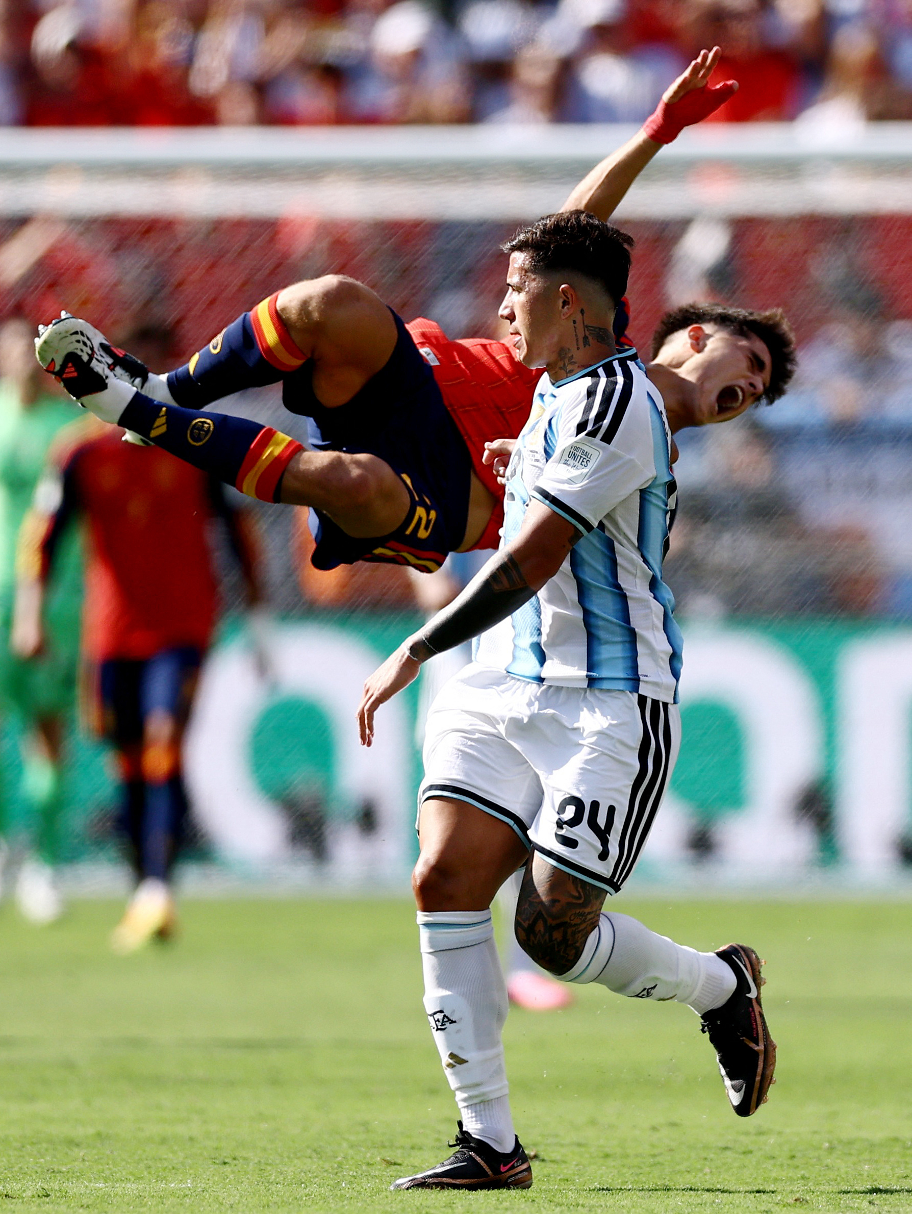 Enzo Fernandez' challenge on Pau Cubarsi (Credits: Reuters)