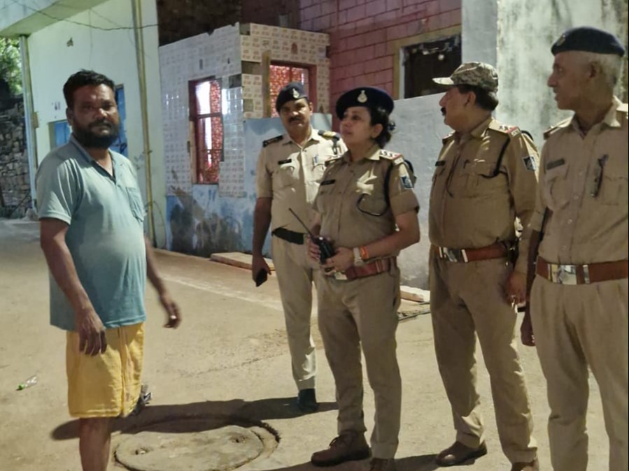 कॉम्बिंग गश्त के दौरान अपराधियों के घर पहुंचकर पूछताछ करते पुलिस अधिकारी। - भास्कर इंग्लिश