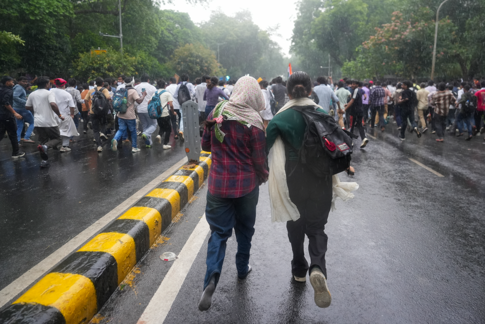 Delhi received rainfall before the start of March to Parliament. People covered their heads with a cloth and reached Jantar Mantar.