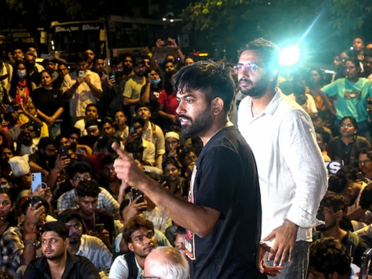 सीजेपी के संस्थापक अभिजीत डुबके ने सोमवार रात जंतर-मंतर पर समर्थकों से बात की.