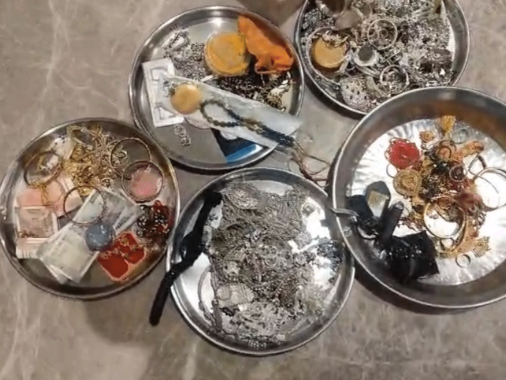 लोकायुक्त टीम को बिजली वितरण कंपनी के अधीक्षण यंत्री (वित्त) शिवराम सेमिल के घर से लाखों के गहने और नकदी भी मिली. - भास्कर इंग्लिश