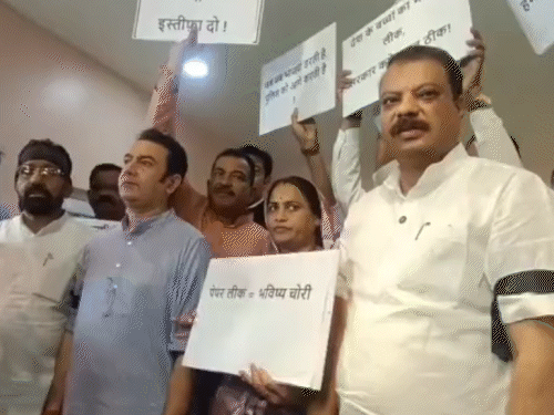 मध्य प्रदेश विधानसभा में विरोध प्रदर्शन करते कांग्रेस विधायक.