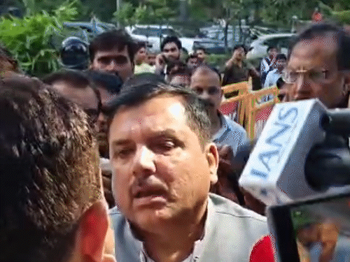 Opposition MPs stopped at Medanta Hospital gate while trying to meet Sonam Wangchuk; stage sit-in protest outside the hospital