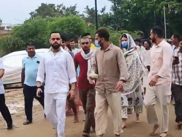विराट कोहली और अनुष्का शर्मा 22 जुलाई को वृन्दावन में (क्रेडिट: एक्स)