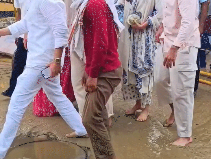प्रेमानंद महाराज के आश्रम की ओर जाते समय कोहली और अनुष्का नंगे पैर चले (क्रेडिट: एक्स)