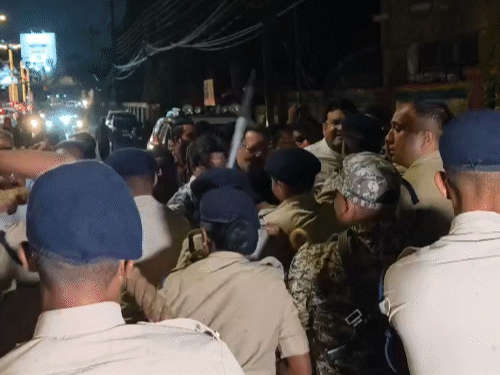 रायपुर में कांग्रेस कार्यकर्ताओं और पुलिस के बीच झड़प हो गई.