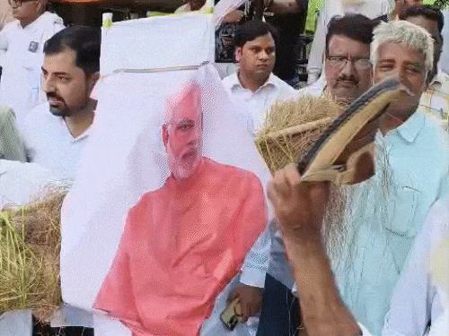 यमुनानगर में पीएम मोदी के पुतले को चप्पलों से पीटा गया और आग लगा दी गई.