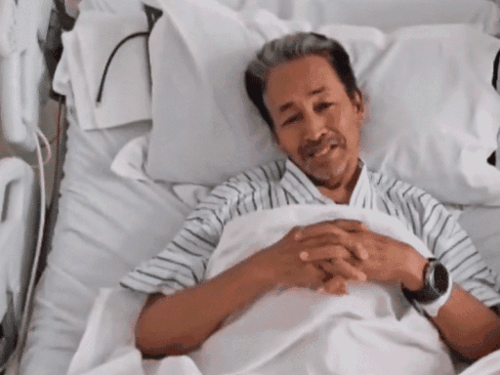 Doctors giving health update of Sonam Wangchuk to MPs sitting on dharna at Medanta Hospital. In the evening, Sonam Wangchuk released a video message to the government on social media. - Bhaskar English