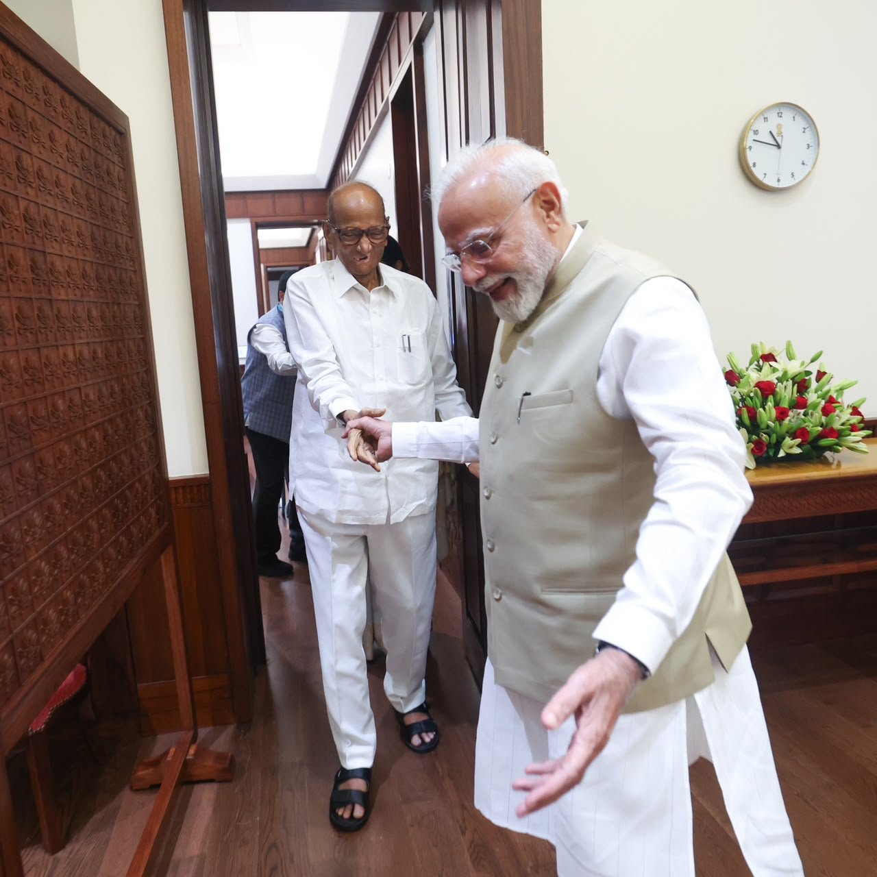 मोदी ने शरद पवार का हाथ पकड़ा और उन्हें सहारा देकर ले आए.