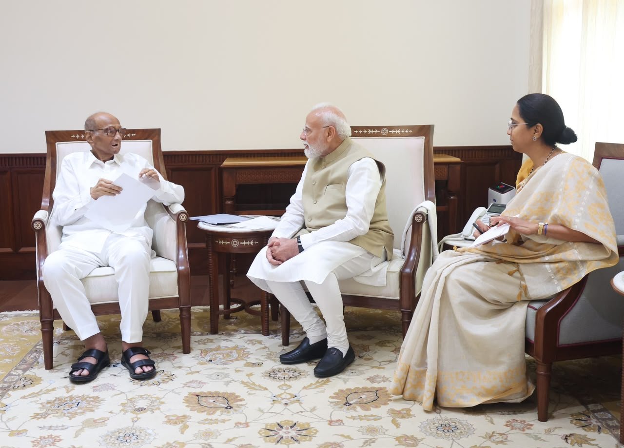 मुलाकात के दौरान शरद पवार की बेटी सुप्रिया सुले भी मौजूद रहीं.
