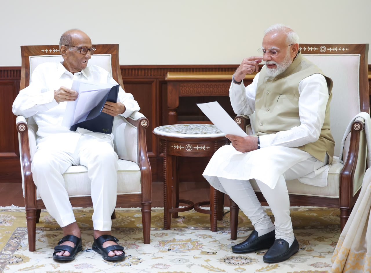 पवार और मोदी के बीच सौहार्दपूर्ण मुलाकात हुई.