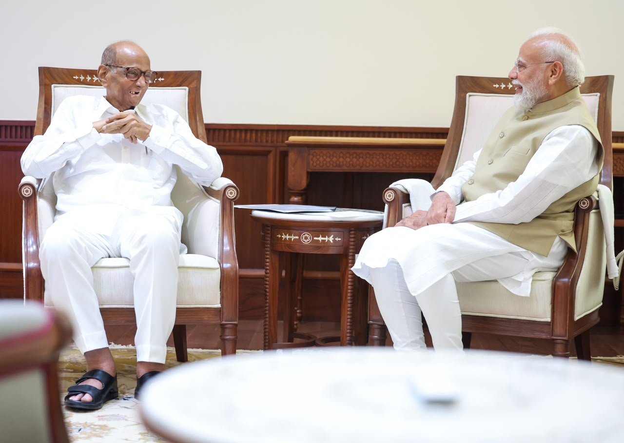 पवार ने मोदी को एक पत्र भी सौंपा.