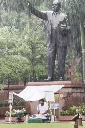 लाठीचार्ज के खिलाफ चन्द्रशेखर आजाद संसद के बाहर प्रदर्शन कर रहे हैं. उन्होंने लिखा है, "निर्दोष के खिलाफ अन्याय अस्वीकार्य है. हमें जवाब देना ही होगा."
