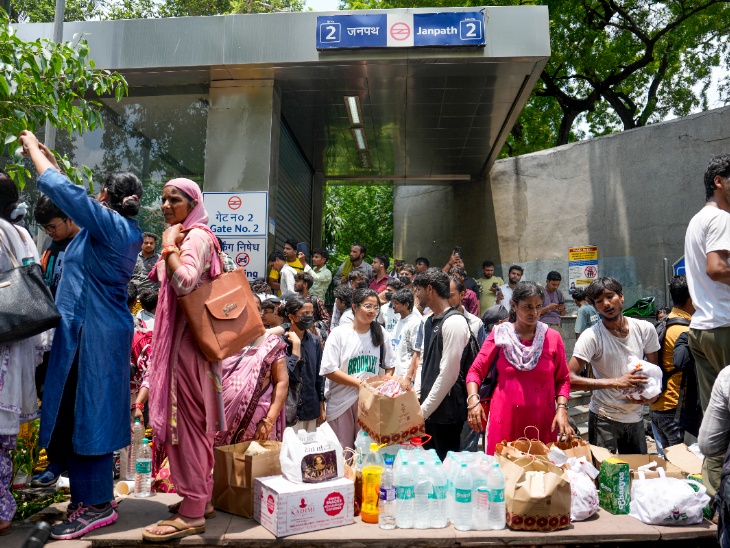 Food was arranged for protesters outside Janpath Metro station after 16 Delhi Metro stations were closed on Wednesday amid heightened security