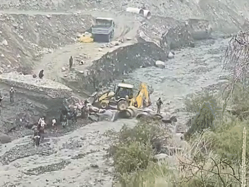 हिमाचल प्रदेश में बिलासपुर-सोलन बॉर्डर पर पहाड़ का एक बड़ा हिस्सा हाईवे पर गिर गया.