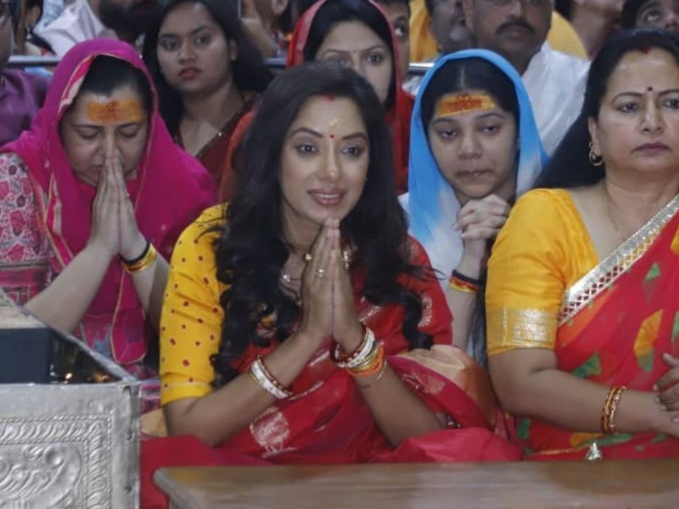 टीवी एक्ट्रेस रूपाली गांगुली गुरुवार सुबह-सुबह श्री महाकालेश्वर मंदिर पहुंचीं। - भास्कर इंग्लिश