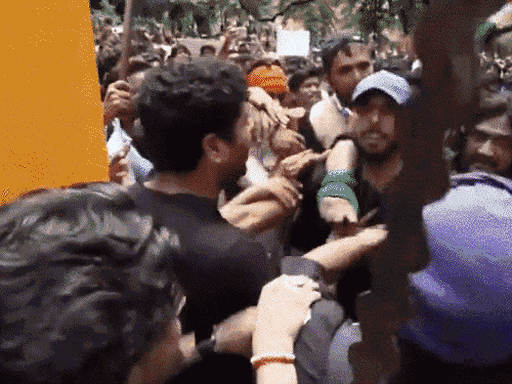 जंतर-मंतर पर निहंगों और प्रदर्शनकारियों के बीच झड़प हो गई. - भास्कर इंग्लिश