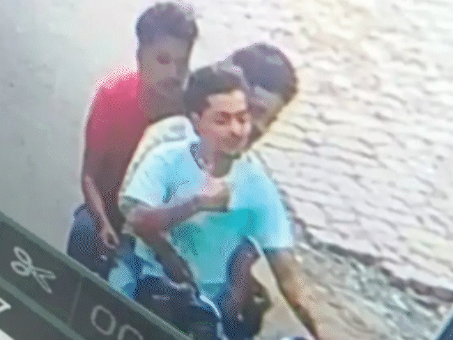 खुद को घिरा देख आरोपी ने फायरिंग कर दी. जवाबी कार्रवाई में उसके पैर में गोली लगी. - भास्कर इंग्लिश