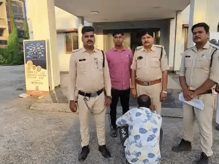 पुलिस हिरासत में आरोपी. - भास्कर इंग्लिश