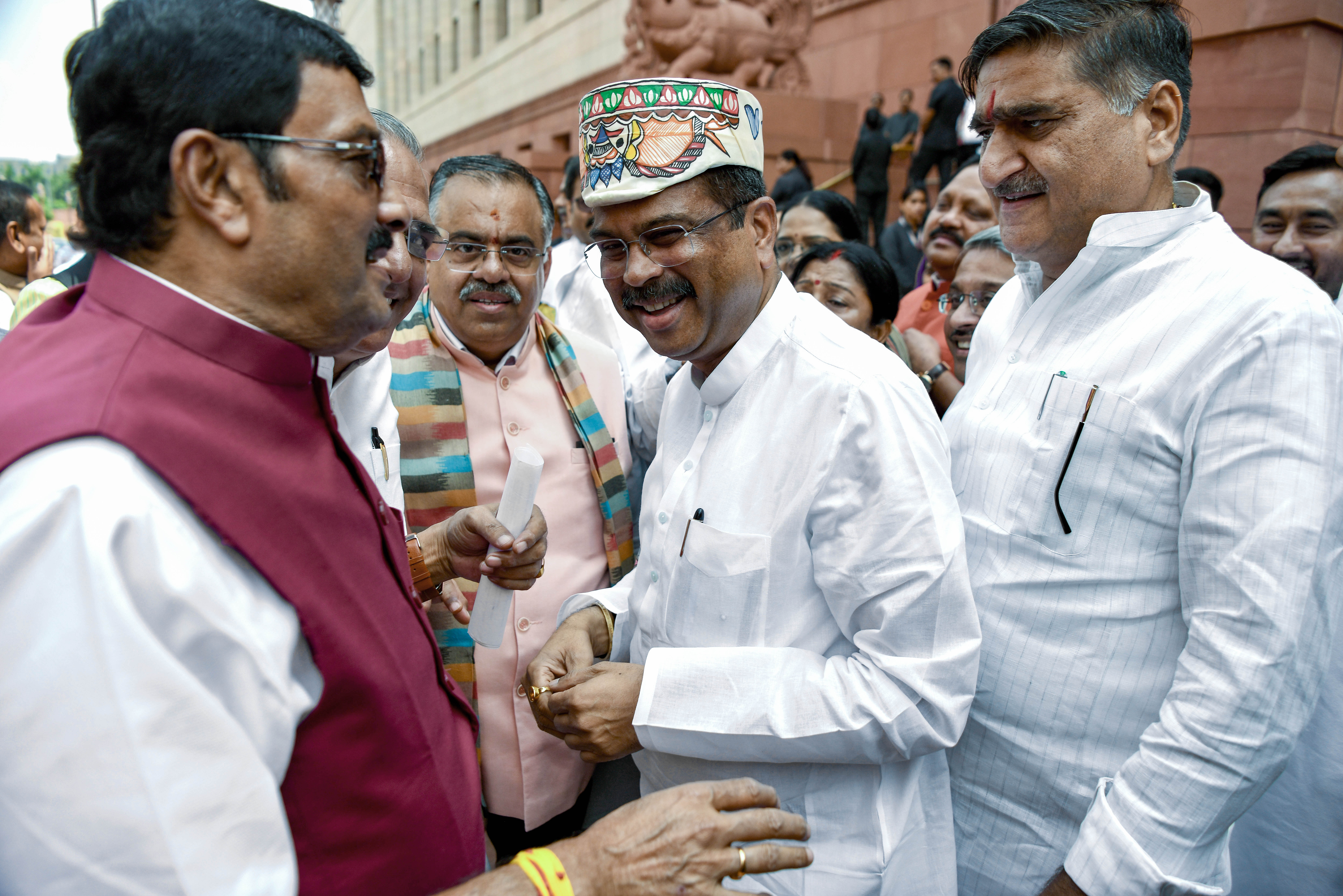 प्रधान का स्वागत पारंपरिक टोपी पहनाकर किया गया। एनडीए सांसदों ने उनके फैसले की सराहना की.