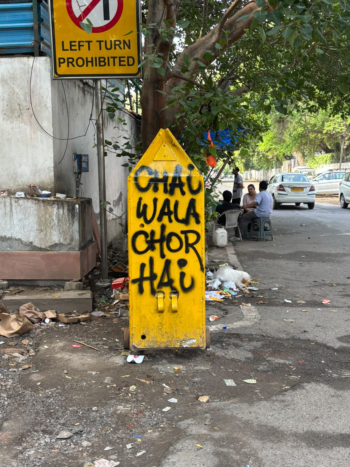 स्प्रे-पेंट किए गए संदेश प्रदर्शन के दौरान प्रदर्शनकारियों द्वारा व्यक्त किए गए गुस्से और असहमति को दर्शाते हैं।