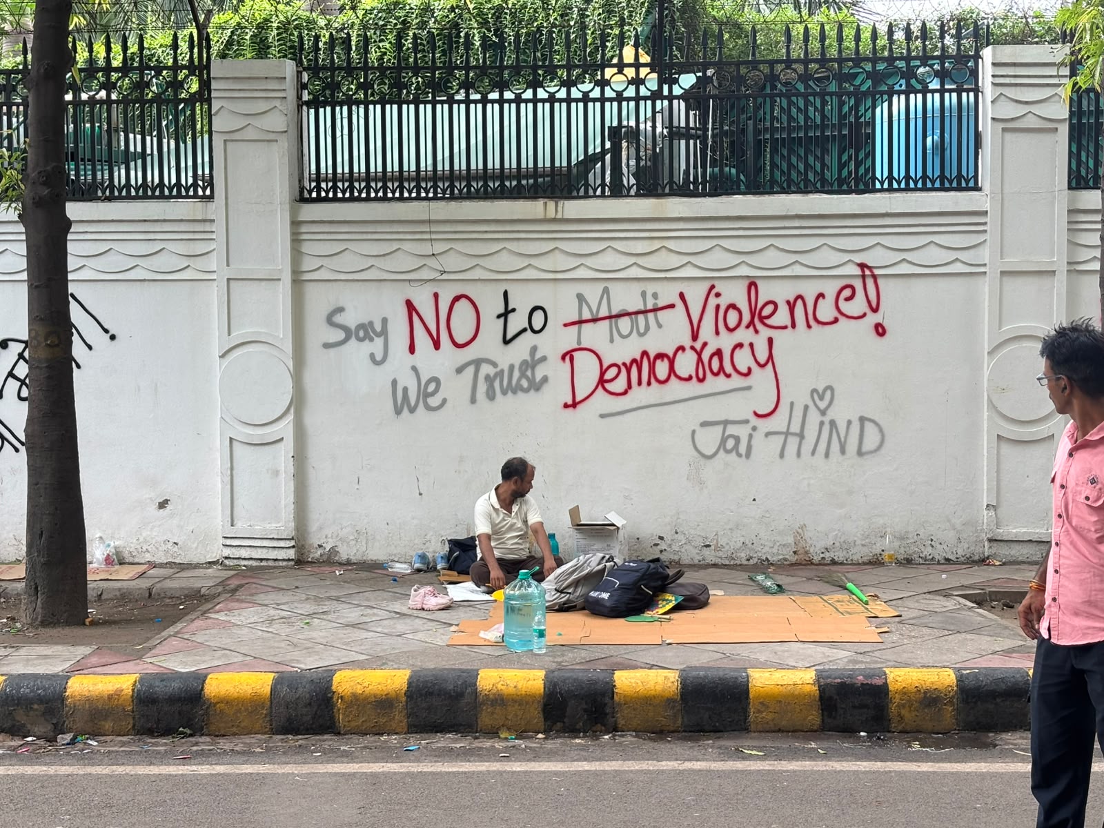 विरोध स्थल के पास एक दीवार पर संदेश लिखा था, 'हिंसा को ना कहें, हम लोकतंत्र पर भरोसा करते हैं,' जो विरोध की शांतिपूर्ण प्रकृति को रेखांकित करता है।