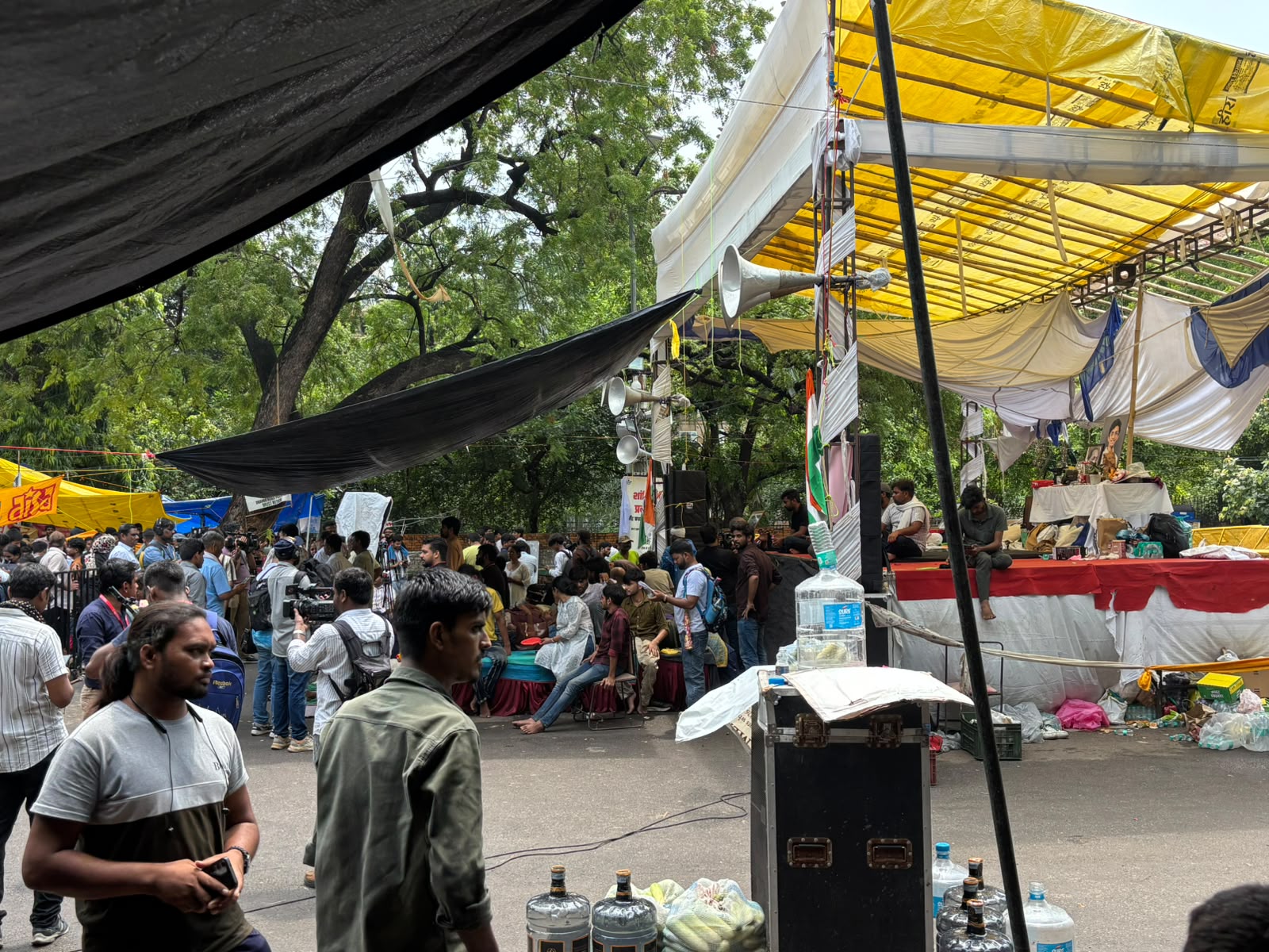 जंतर-मंतर का मुख्य मंच एनईईटी विरोध का केंद्र बिंदु था।
