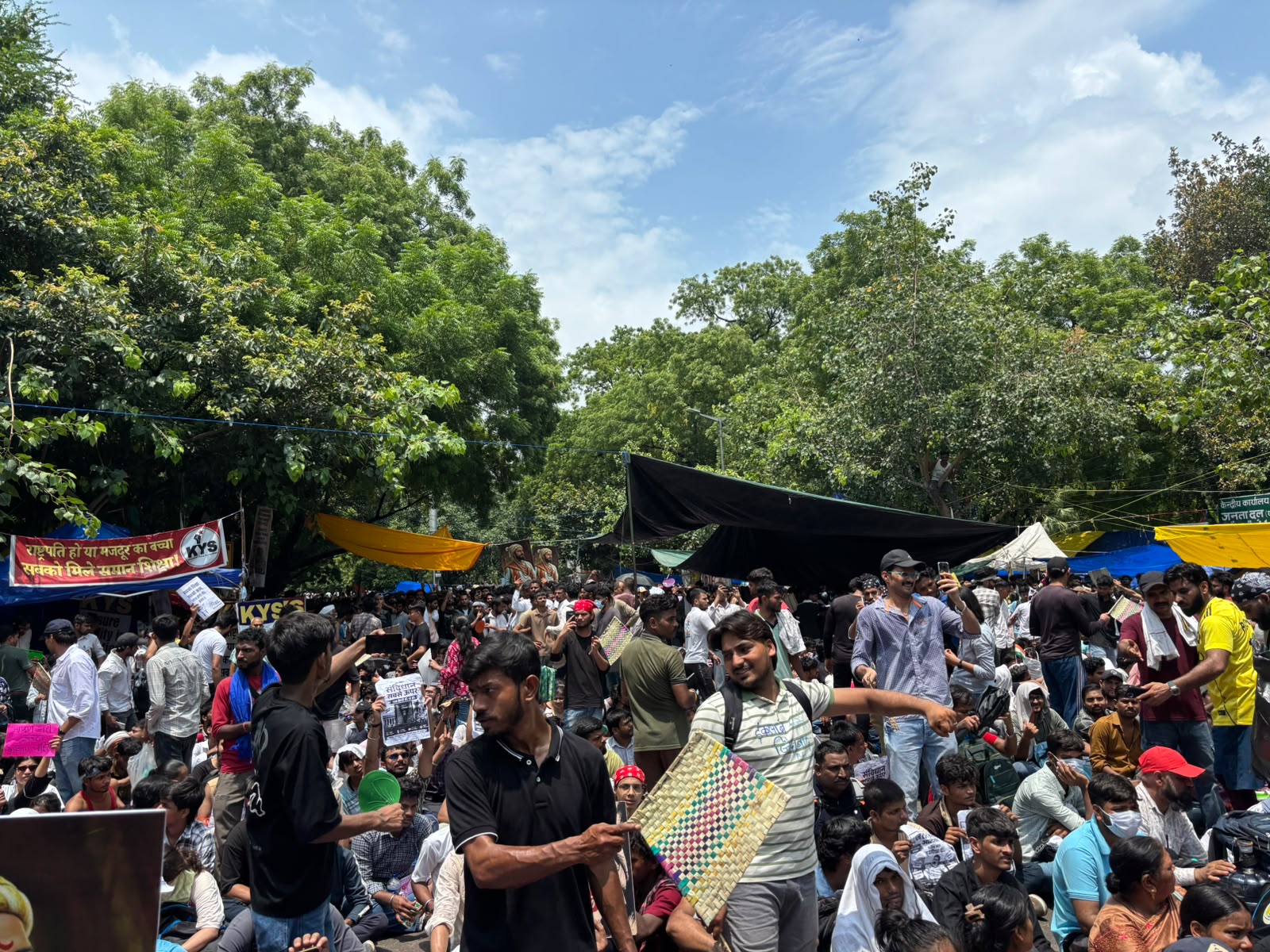 परीक्षा सुधारों की मांग को लेकर एनईईटी विरोध प्रदर्शन के दौरान जंतर-मंतर पर इकट्ठा हुए छात्र।