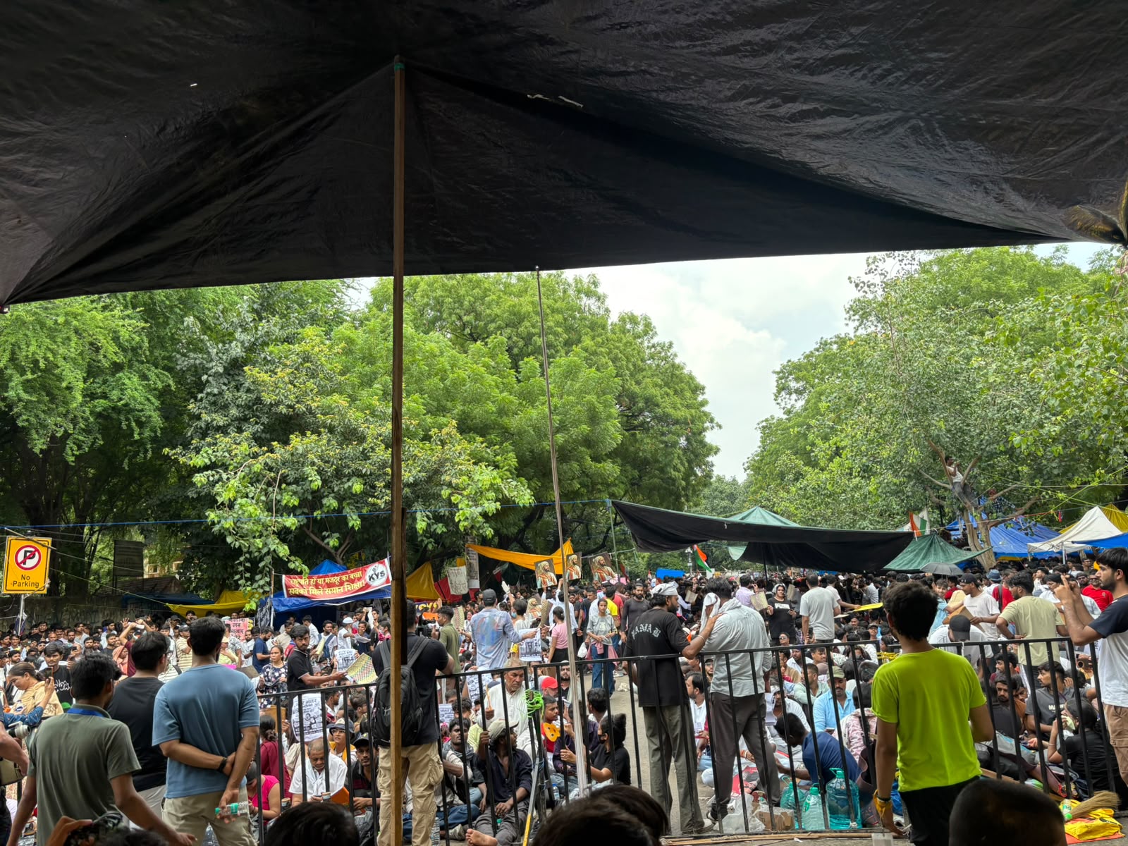 परीक्षा विवाद पर सबसे बड़े छात्र विरोध प्रदर्शनों में से एक में हजारों एनईईटी अभ्यर्थी जंतर-मंतर पर एकत्र हुए।