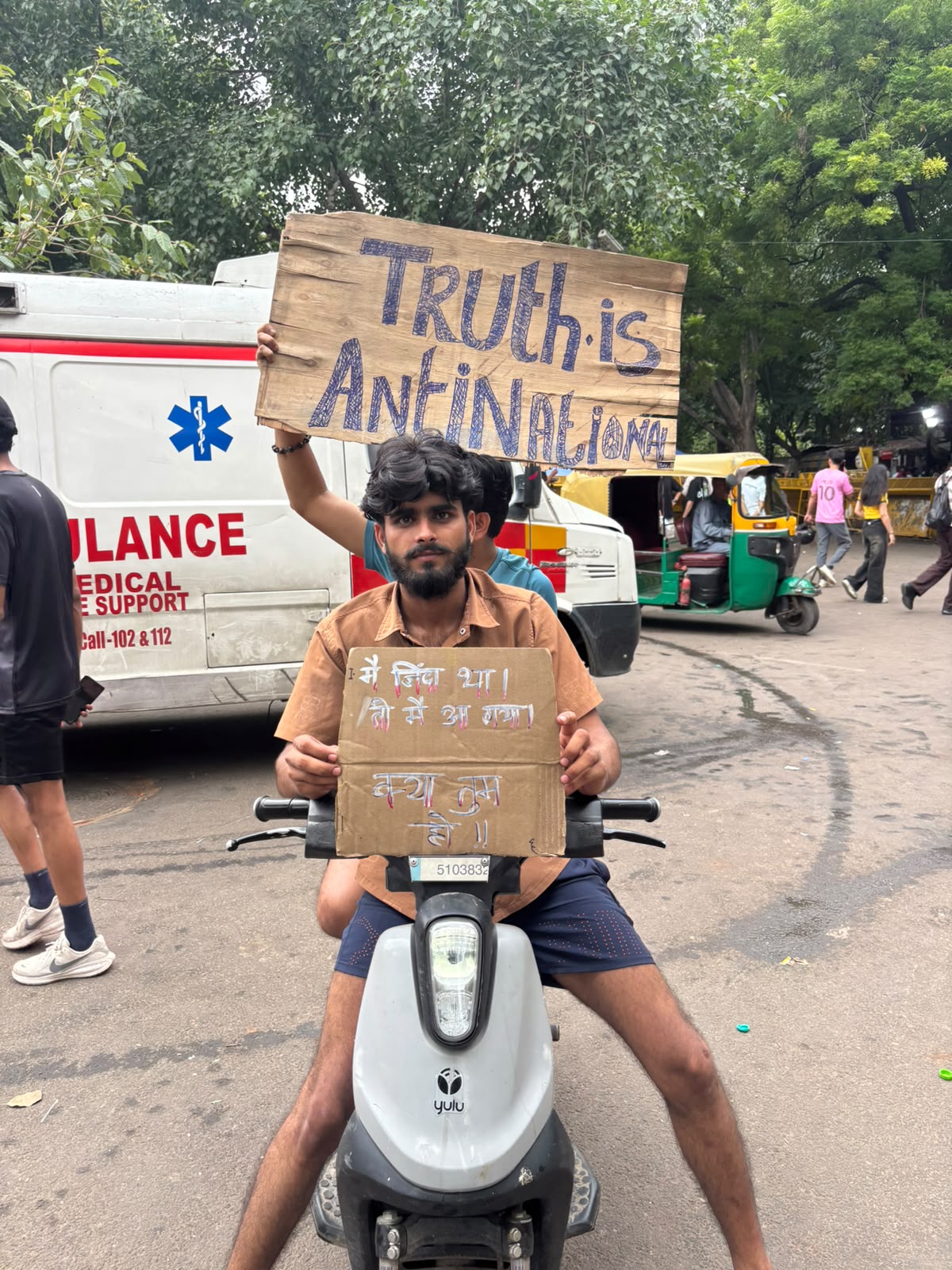 विरोध तख्तियों पर चुप्पी पर सवाल उठाने वाले और सार्वजनिक भागीदारी का आह्वान करने वाले संदेश थे।