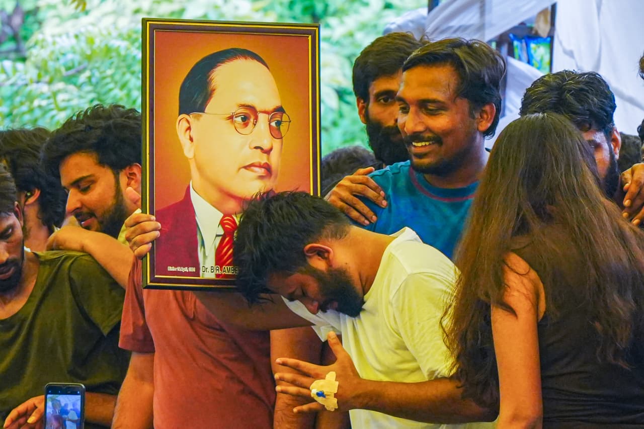 केंद्रीय शिक्षा मंत्री धर्मेंद्र प्रधान के इस्तीफे के बाद सीजेपी के संस्थापक अभिजीत डुबके ने बीआर अंबेडकर को श्रद्धांजलि दी।