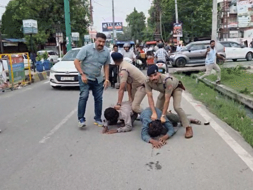 In the retaliatory action by Udham Singh Nagar police, one accused was shot in the leg and the crowd beat up the accused. - Bhaskar English