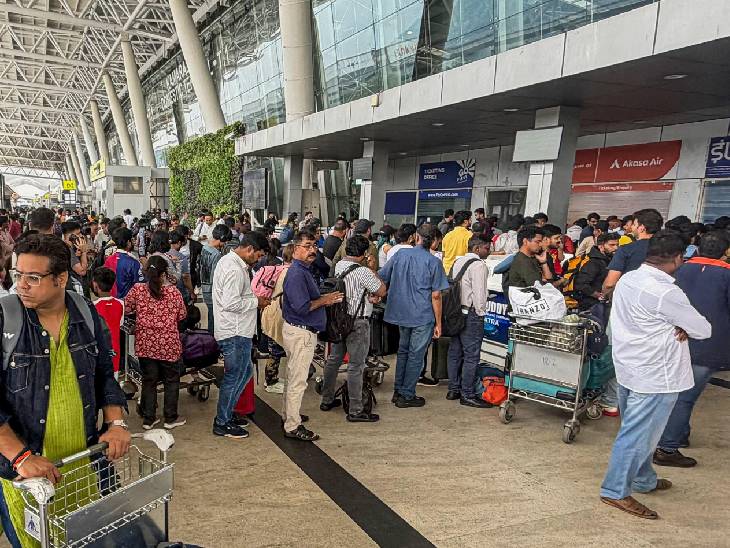 Long queues of passengers formed due to the closure of terminal gates. - Bhaskar English