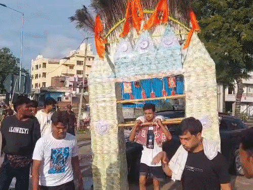 दिल्ली से दो दोस्त नोटों से बनी कांवर लेकर हरिद्वार आए। - भास्कर इंग्लिश