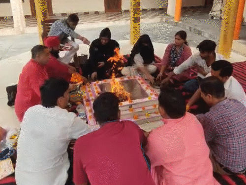 Triple talaq victim Anisha Bano was stopped from performing yajna by the Dharmshala committee in Haridwar. - Bhaskar English